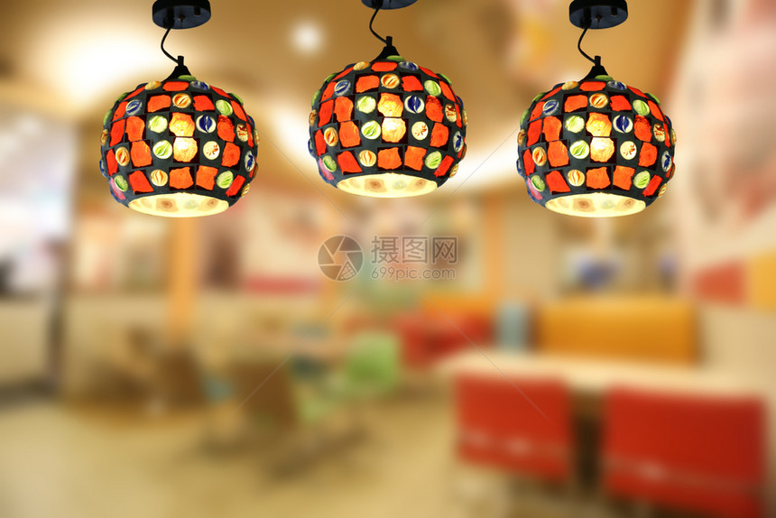 咖啡馆和室内装饰店的现代天花板灯照明温暖图片