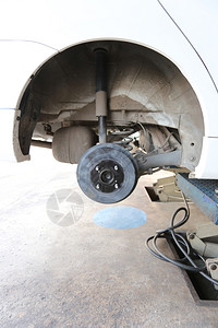 修理损坏的车轮枢纽Garage商店图片