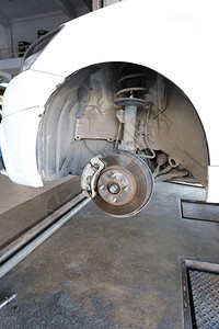 修理损坏的车轮枢纽Garage商店图片