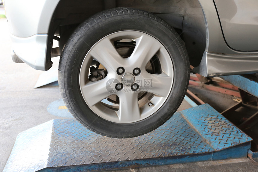 修理损坏的车轮Garage商店图片