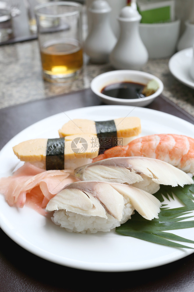 海产食品寿司在餐厅的白菜上日本食品传统图片