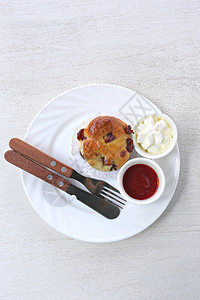 草莓果酱加核桃和巧克力薯片松饼面包甜点图片