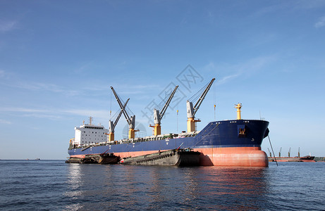 海上货轮背景图片