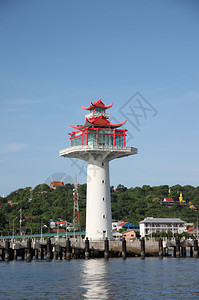 沿海区和蓝天空背景的灯塔图片