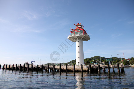 沿海区和蓝天空背景的灯塔图片