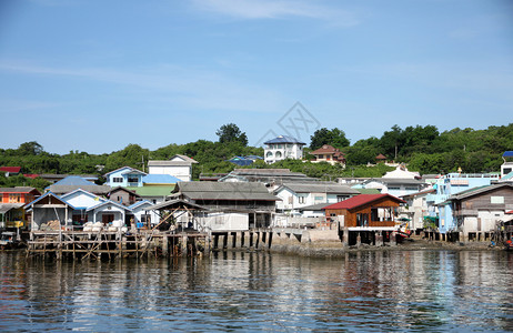 泰国岛上的沿海村庄图片