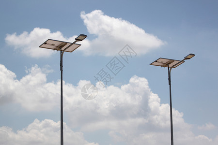 太阳能电池板和灯具街蓝天背景图片