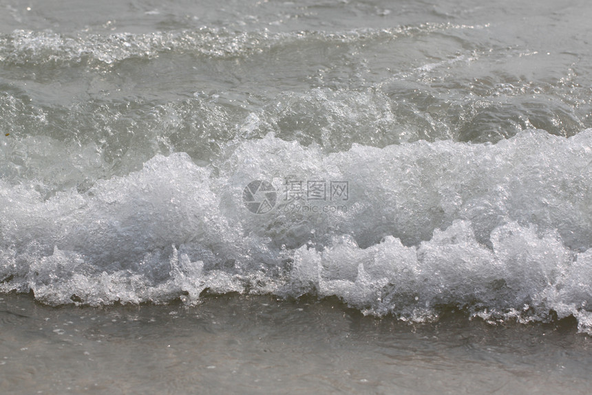 海浪滚动的卷轴嘴唇在浅的沙巴上坠落图片