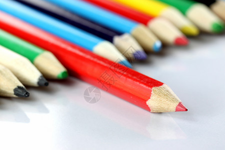 若干色的蜡笔是用白背景排列的背景图片
