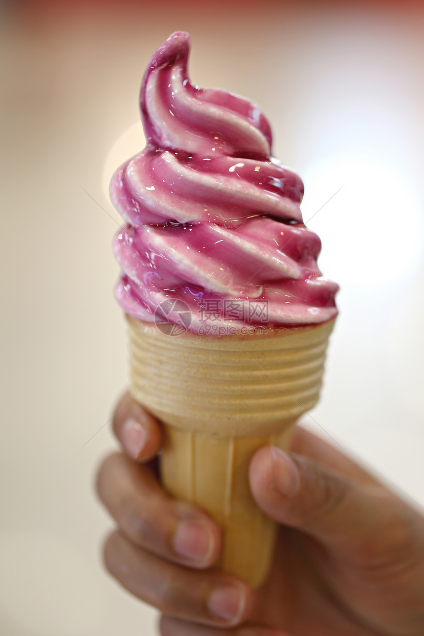 专注于手边的蓝莓冰淇淋图片