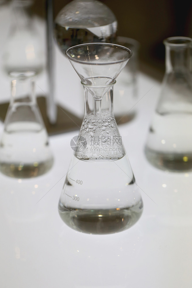 关注化学实验中使用的玻璃瓶图片