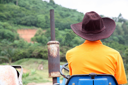 农民在村场驾驶拖拉机图片