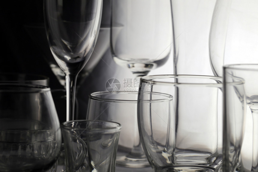 许多玻璃放在食物桌上作为饮料背景图片