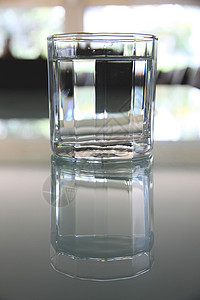 食物桌上放着一杯水背景图片