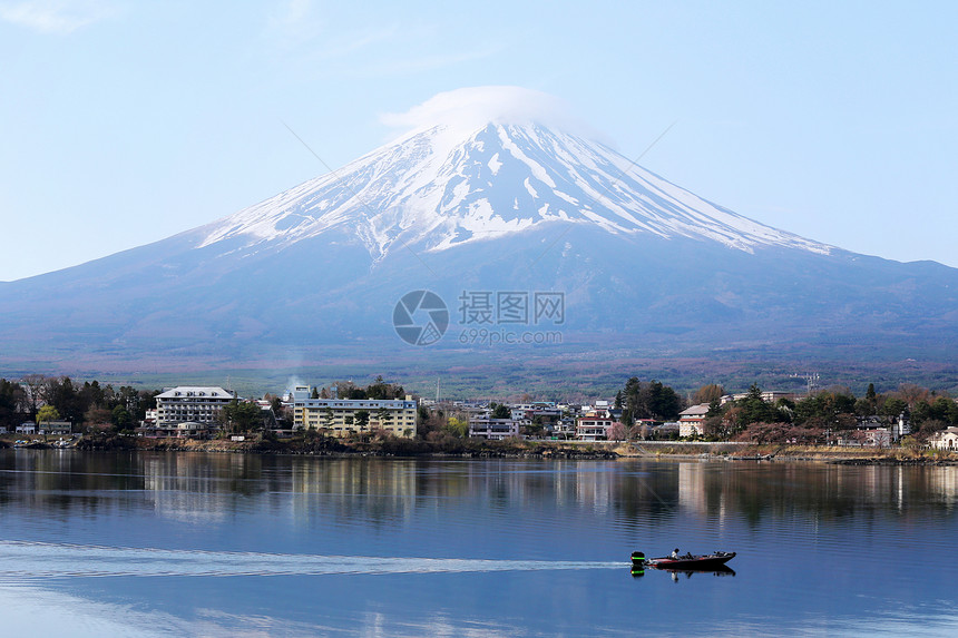 日本川口子湖和渔船的富士山图片