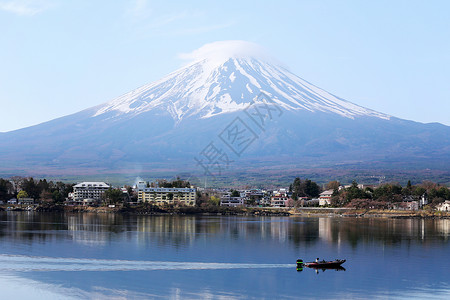 日本川口子湖和渔船的富士山图片