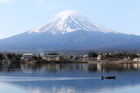 日本川口子湖和渔船的富士山图片