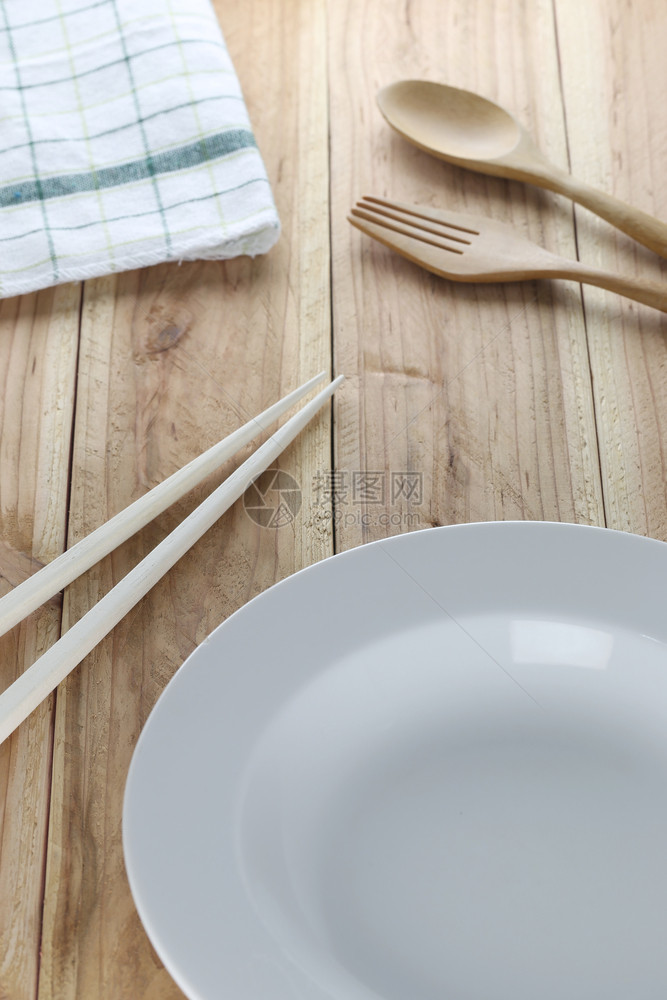 白板木制勺子和地板底的筷子图片