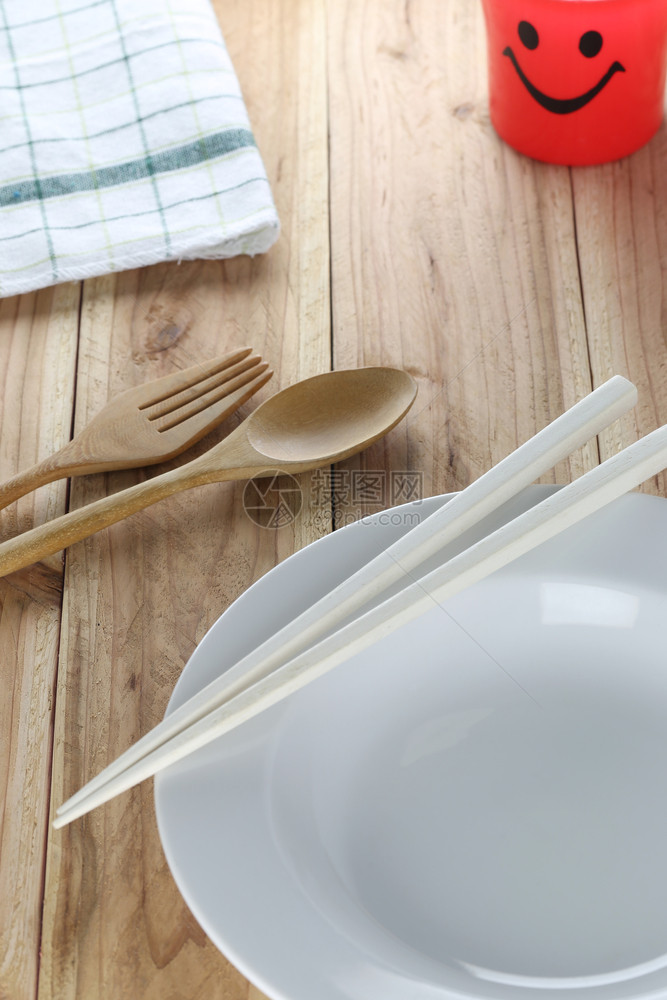 白板木制勺子和地板底的筷子图片