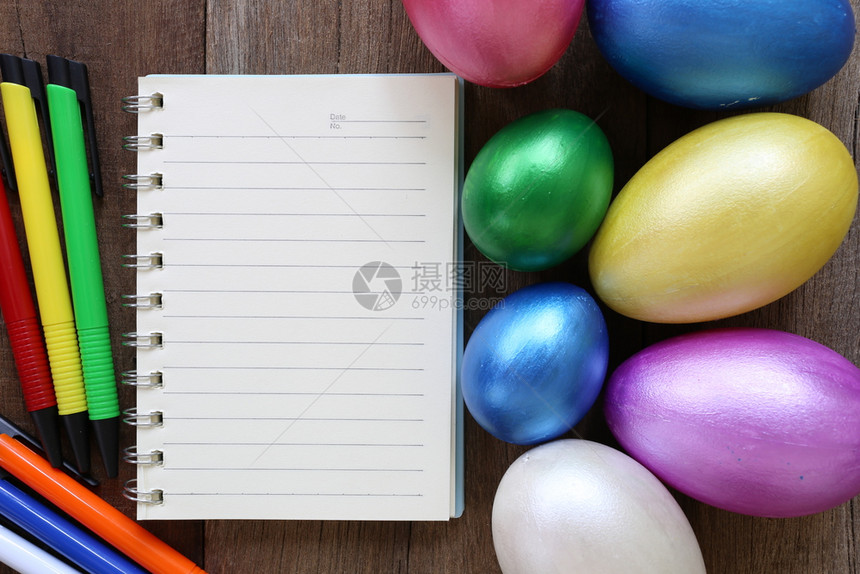 复活节鸡蛋和笔记本图片