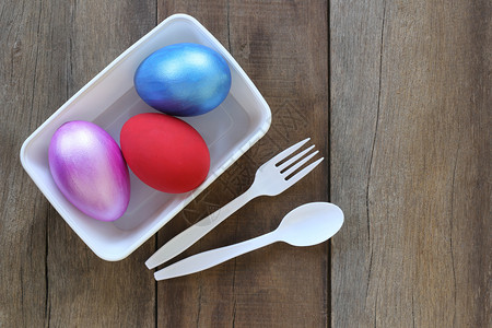 叉子勺子和彩色鸡蛋图片
