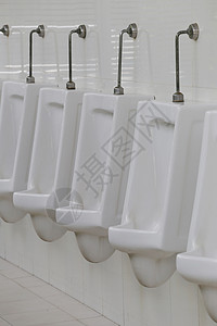 现代男厕所小便池白色陶瓷小便池男在厕所房间图片