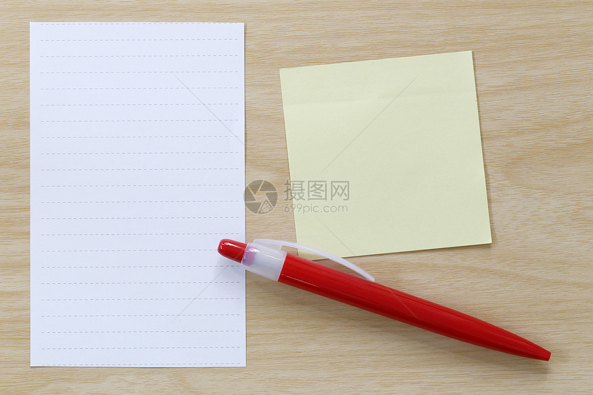 纸和红笔放在木制地板上设计思想可以在需要时将您的信息输入空间图片
