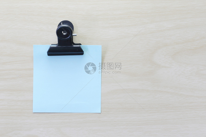 放在木地板上的笔记蓝纸设计思想可以在需要时将您的信息输入空间图片