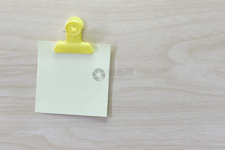 放在木制地板上的黄纸设计思想可以在需要时将您的信息输入空间图片