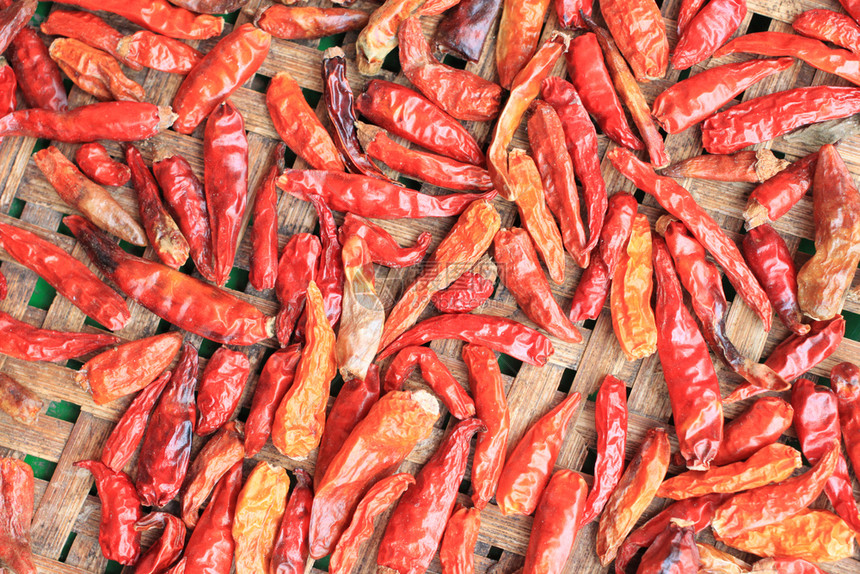 红辣椒因太阳能泰国民俗保存食物的概念而干涸图片