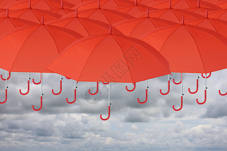上面和天空有许多红伞要下雨了解商业风险和预防图片