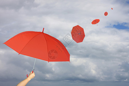 红伞手持雨其他被风吹散管理业务概念的关于雨云背景背景图片