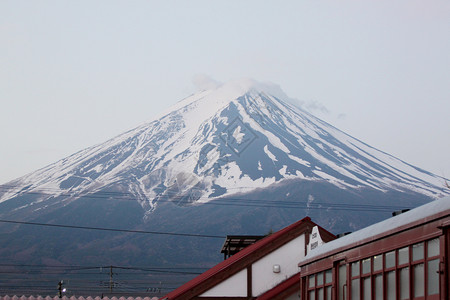 川口子火车站和藤山背景图片