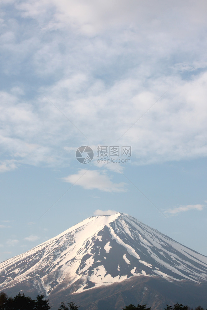 富士山在蓝的天空背景图片