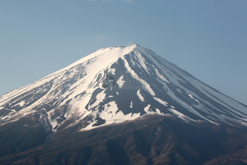 富士山在蓝的天空背景图片