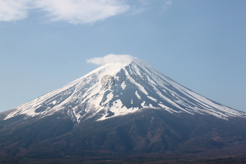 富士山在蓝的天空背景图片