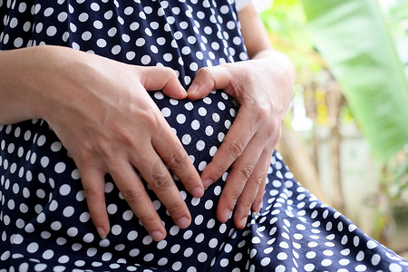 产科护士素材孕妇在花园里穿着孕妇装设计图片