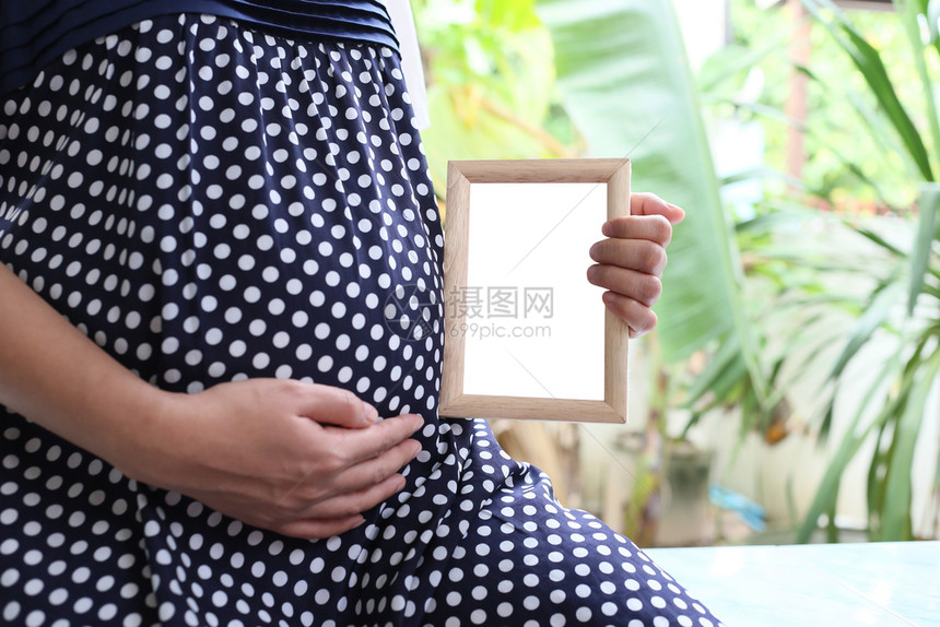 孕妇穿着蓝色的孕妇装框架齐备图片