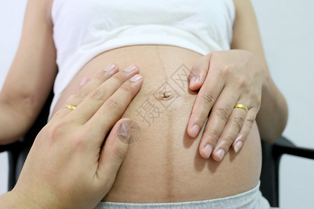 孕妇和丈夫的手放在孕妇肚子上图片