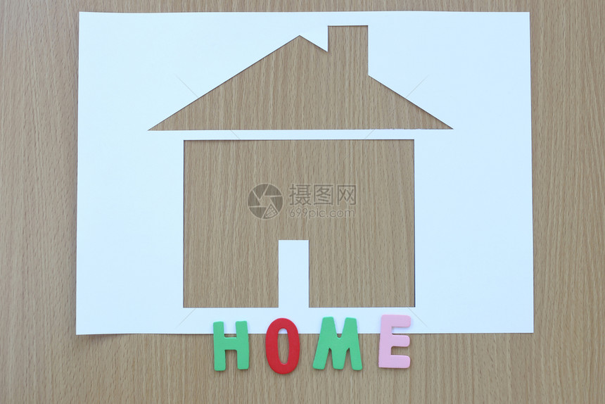 棕色木头和手工艺人具背景的纸形房屋商业建筑设计概念的构想并将文字粘贴在家中图片