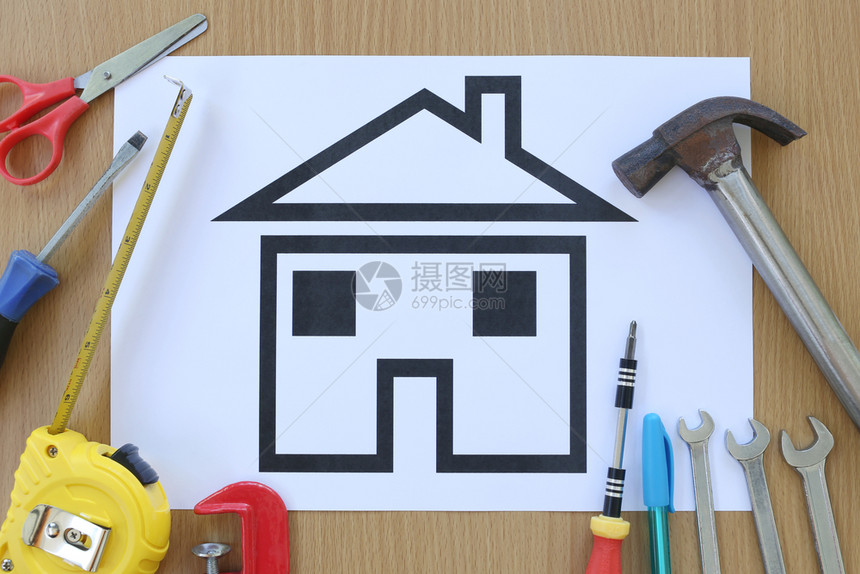 棕色木头和手工艺人具背景的纸形房屋商业建筑设计概念的图片