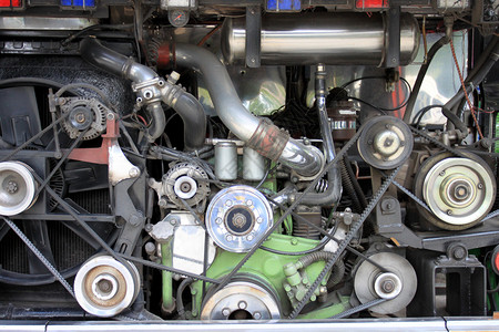 修理车库中的汽发动机图片