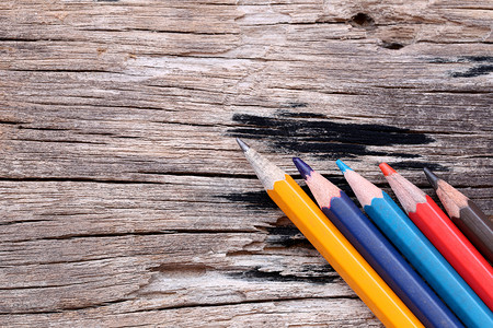 旧木制地板教育概念上的彩色铅笔或蜡图片