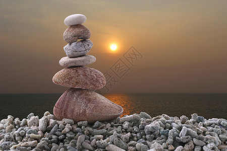堆石上的平衡日落海面背景赞和平静的概念图片