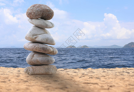 白天在海滩上平衡岩石或坚图片