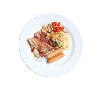猪肉熏和炸米饭鸡在盘子上白色背景并有剪切路径图片