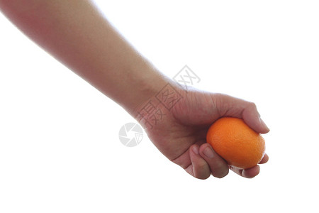 白色背景的新鲜橙子手握着有健康饮食概念的剪切路径图片