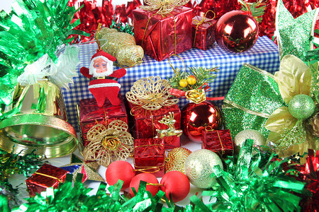圣诞节或新年的绿丝带和附属装饰图片