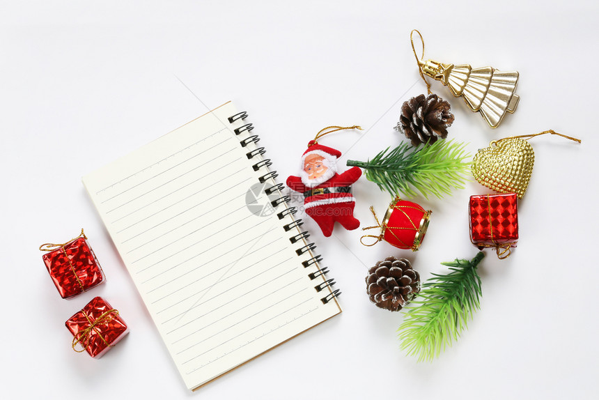 圣诞装饰和白色背景的空笔记本设计您的工作概念图片