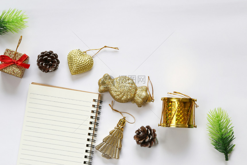 圣诞装饰和白色背景的空笔记本设计您的工作概念图片
